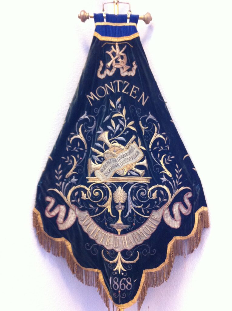 un drapeau de marche de la "Société d'Harmonie"