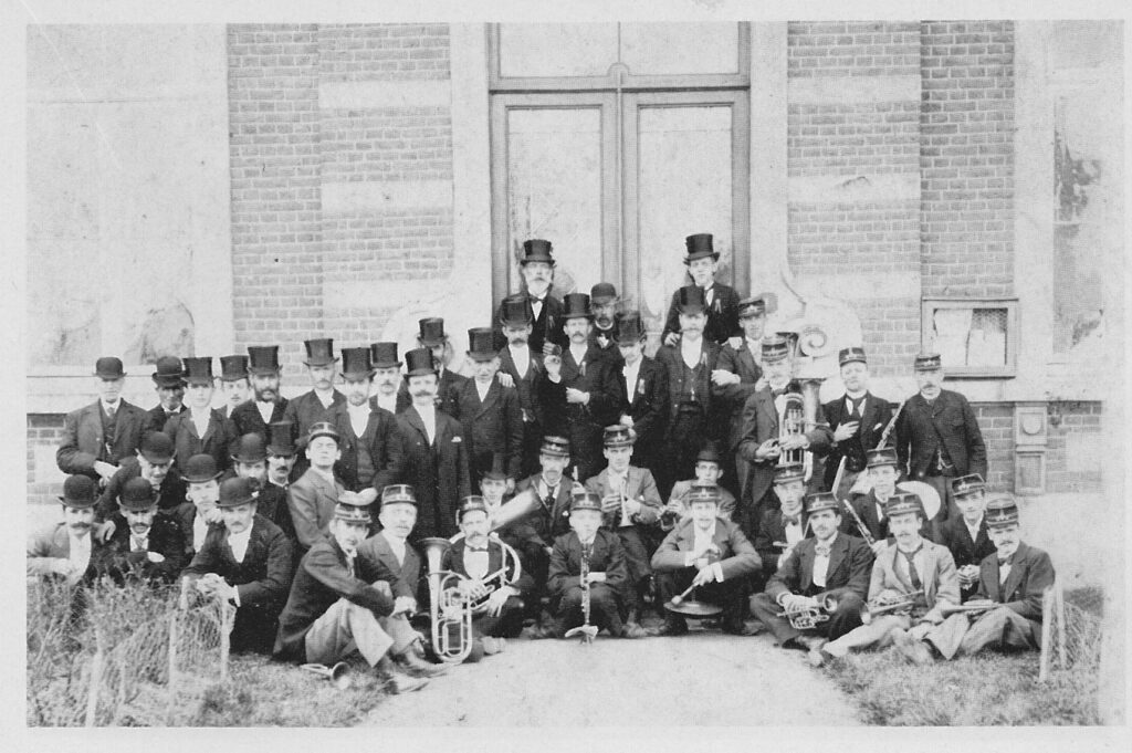 Les membres de la société royale d'harmonie en costume, avec leurs instruments en main.