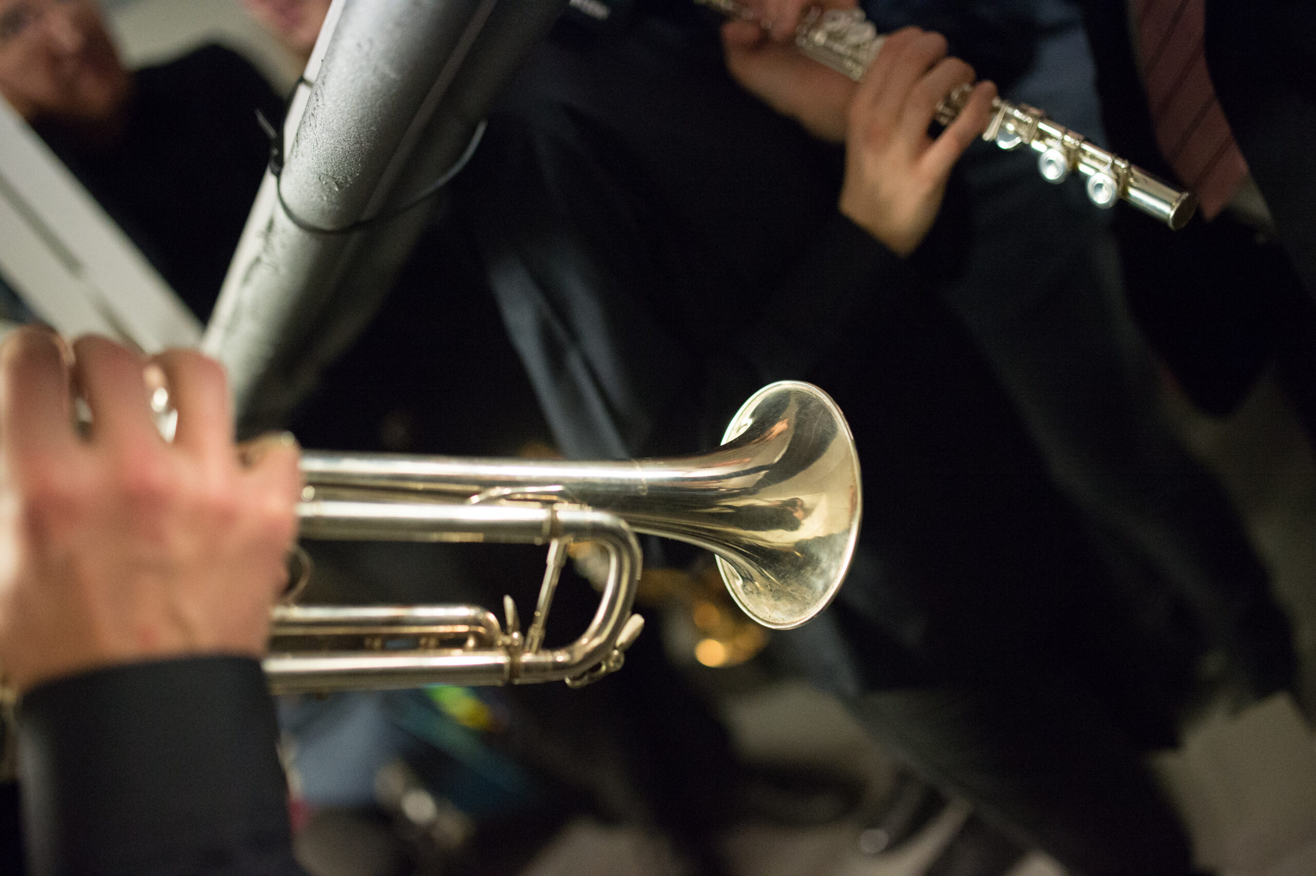 trompette et flute dans les mains des musiciens.